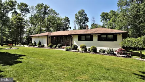 45 Matthew Ave, Kendall Park, NJ 08824