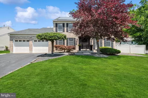 12 Musket Dr, Kendall Park, NJ 08824