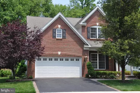 33 Andover Dr, Kendall Park, NJ 08824