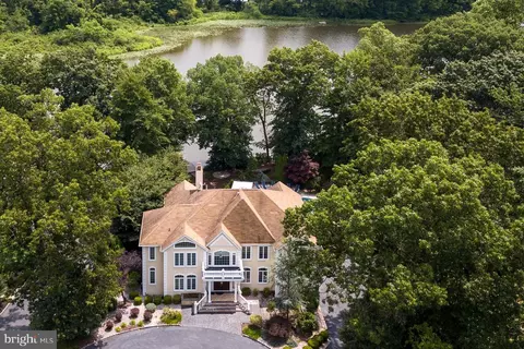 4 Lakeview Ct, North Brunswick, NJ 08902