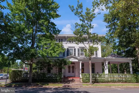 9 Park Pl E, Cranbury, NJ 08512