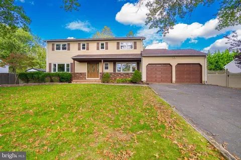 25 James Ave, Kendall Park, NJ 08824