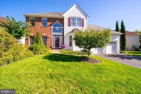 25 Larkspur Dr, Dayton, NJ 08810