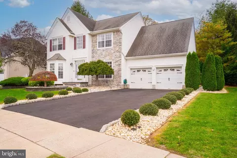 29 Breeze Dr, Dayton, NJ 08810