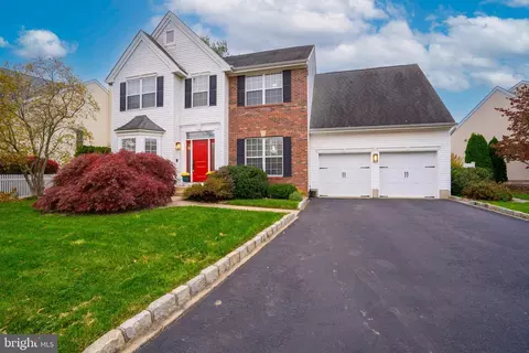 30 Breeze Dr, Dayton, NJ 08810