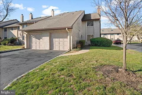 12 Tennyson Dr, Plainsboro, NJ 08536