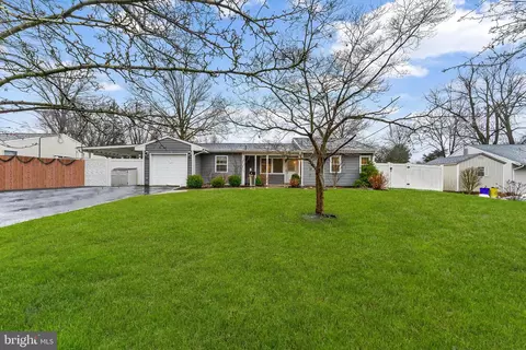 13 Nassau Rd, Kendall Park, NJ 08824
