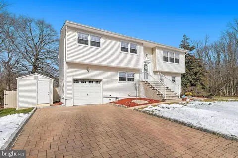 284 Matchaponix Ave, Monroe Township, NJ 08831