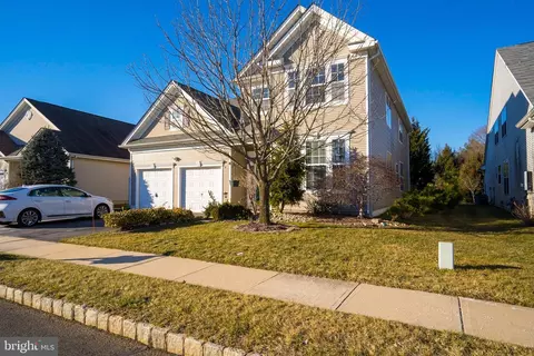 7 Pine Hill Ct, Dayton, NJ 08810