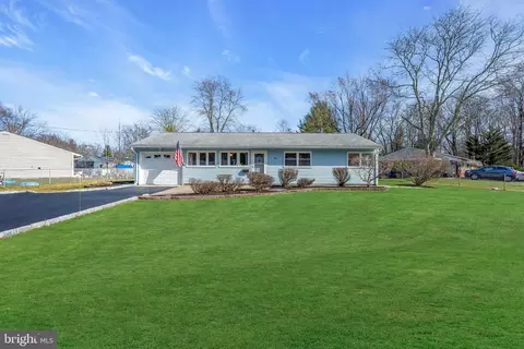 4 Delsey Rd, Kendall Park, NJ 08824