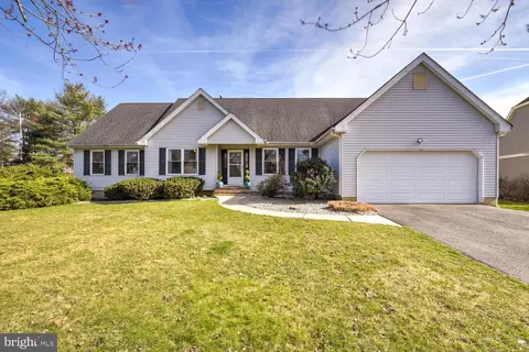 7 Lovell Dr, Plainsboro, NJ 08536
