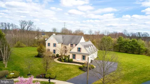 5 Goldfinch Ct, Plainsboro, NJ 08536
