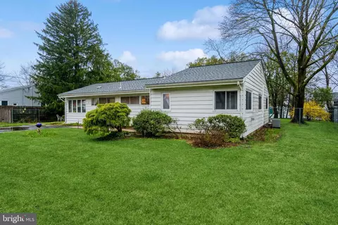 13 Campbell Rd, Kendall Park, NJ 08824