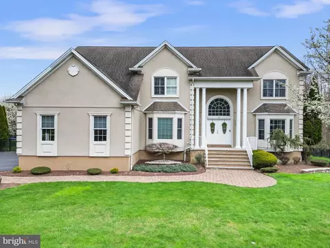 15 Legends Dr, Monroe Township, NJ 08831