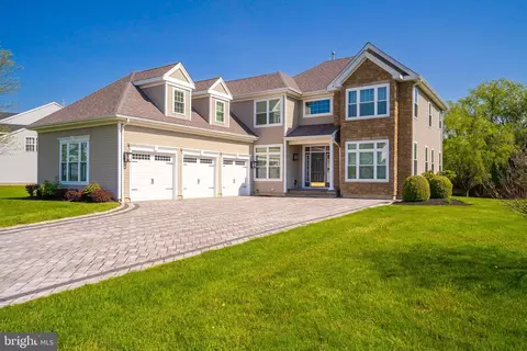 14 Dogwood Dr, Plainsboro, NJ 08536