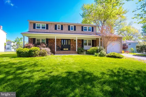 25 Donald Ave, Kendall Park, NJ 08824