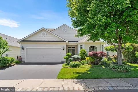 6 Chablis Ct, Monroe Township, NJ 08831