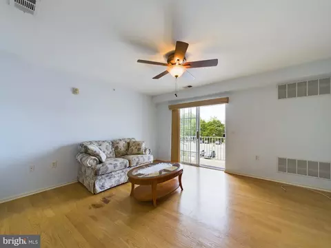 Living - 77 Liddle Ave, Edison, NJ 08837 photo 2 of 5