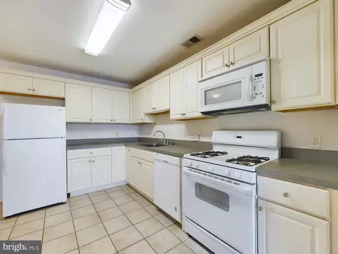Kitchen - 77 Liddle Ave, Edison, NJ 08837 photo 2 of 5