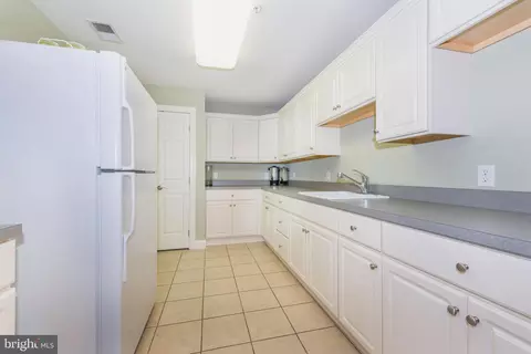 Kitchen - 77 Liddle Ave, Edison, NJ 08837 photo 5 of 5
