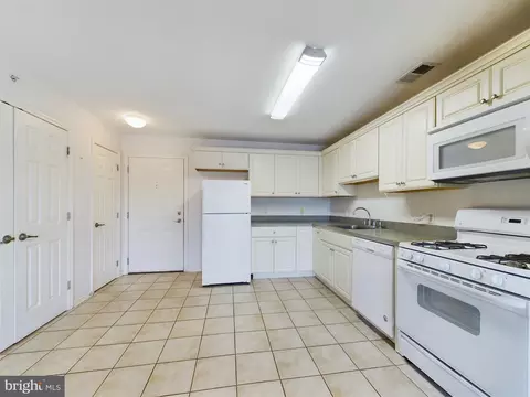 Kitchen - 77 Liddle Ave, Edison, NJ 08837 photo 4 of 5
