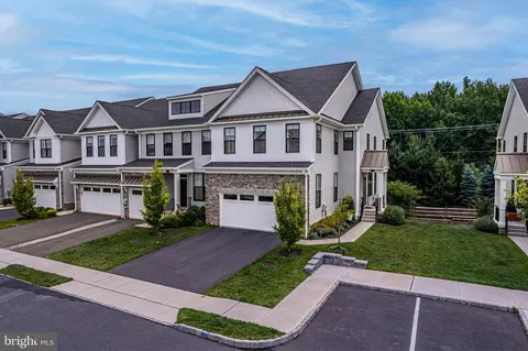 17 Beachwood Dr, Monroe Township, NJ 08831