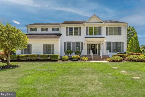 8 Bergen Dr, Cranbury, NJ 08512