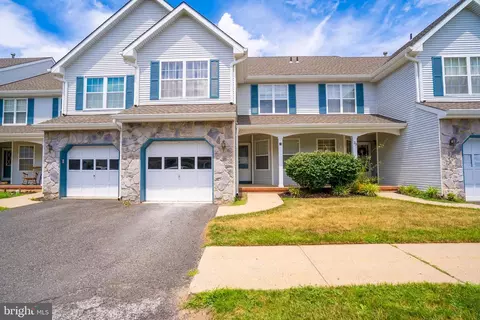 24 Heather Ct, Monmouth Junction, NJ 08852