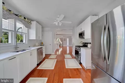 Entry Way - 175 Union Ave, Middlesex, NJ 08846 photo 2 of 9