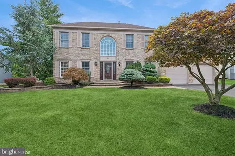 26 Eleanor Dr, Kendall Park, NJ 08824