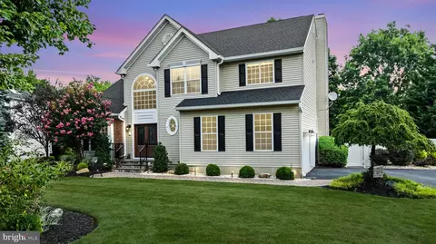38 Wisteria Ct, Piscataway, NJ 08854