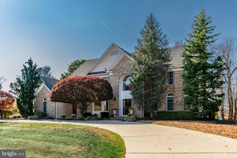 8 Ireland Brook Dr, North Brunswick, NJ 08902