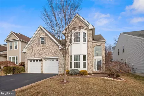 6 Bellingham Dr, Kendall Park, NJ 08824