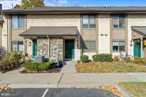 231 Hampshire Dr, Plainsboro, NJ 08536