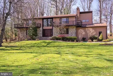 6 Pershing Ct, North Brunswick, NJ 08902