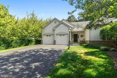 2 Empress Ct, Princeton, NJ 08540