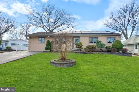 31 Villanova Rd, Parlin, NJ 08859