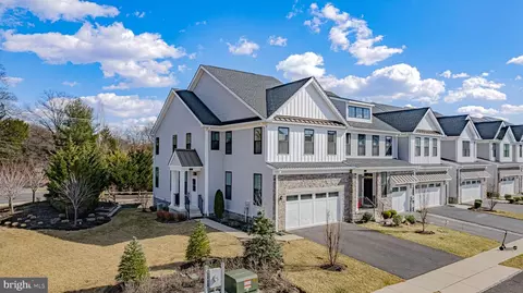 1 Beachwood Dr, Monroe Township, NJ 08831