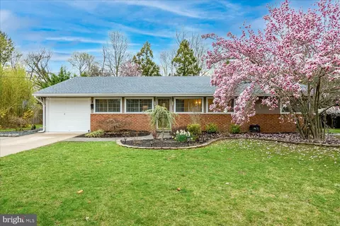 1 Cranston Rd, Kendall Park, NJ 08824