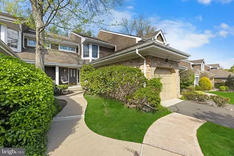 21 Briarwood Ct, Princeton, NJ 08540