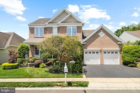 8 Tamarack Rd, Monroe Township, NJ 08831