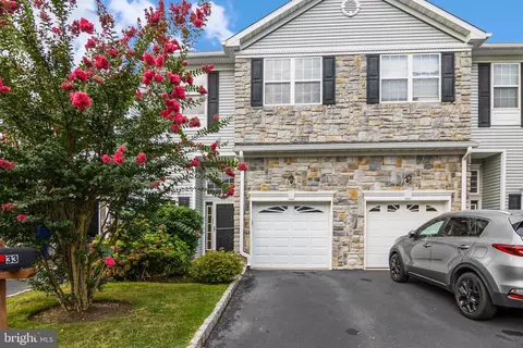 33 Chimney Ct, South Amboy, NJ 08879