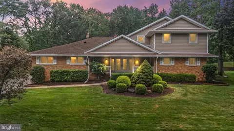 29 Remington Dr, Edison, NJ 08820