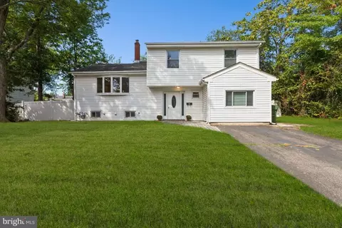 5 Waverly Dr E, Edison, NJ 08817