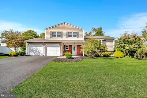 16 Barbara St, Kendall Park, NJ 08824