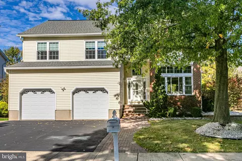 13 Setter Pl, Kendall Park, NJ 08824