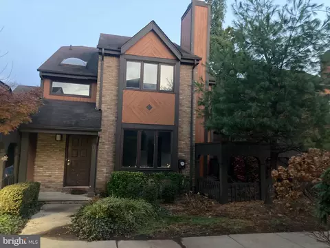 102 Riverbend Dr, North Brunswick, NJ 08902