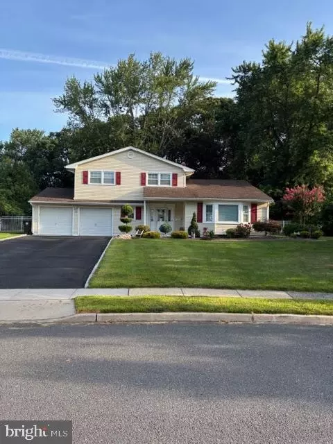 22 Tuscorora Cir, Old Bridge, NJ 08857