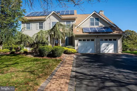 18 Lovell Dr, Plainsboro, NJ 08536