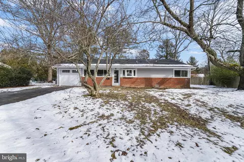 20 Stockton Rd, Kendall Park, NJ 08824